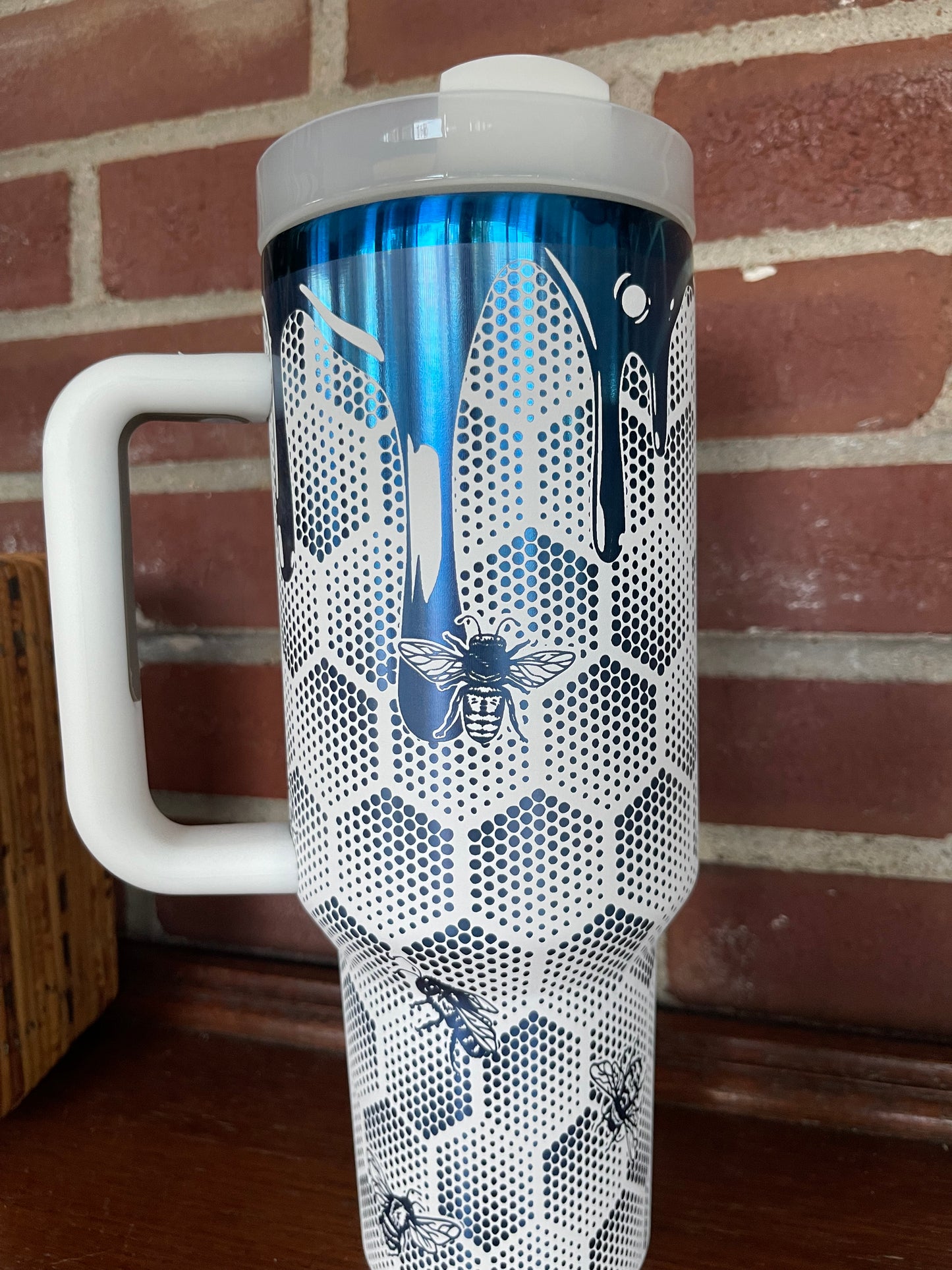 Honeycomb - 40 Oz White with Blue Background