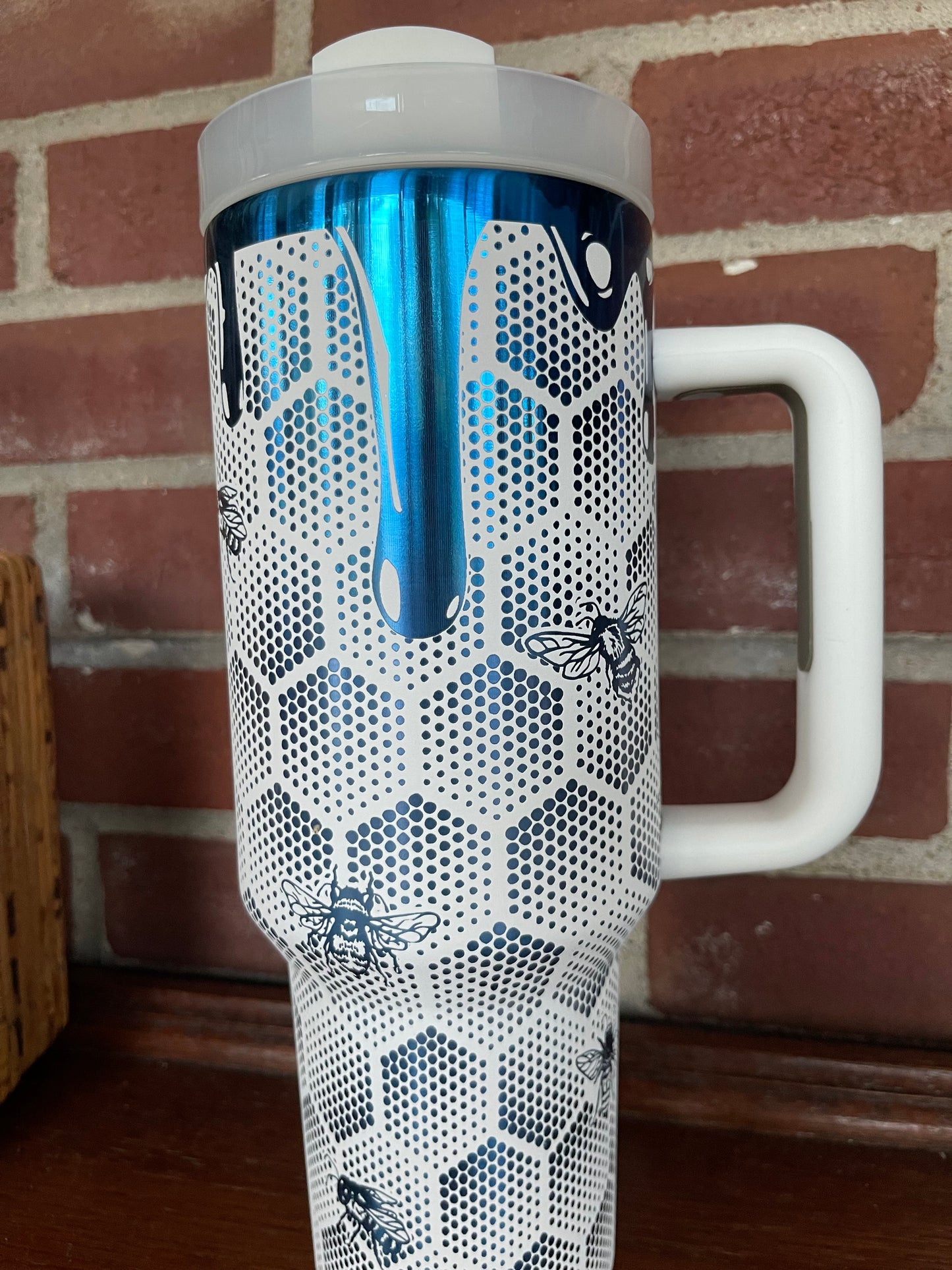 Honeycomb - 40 Oz White with Blue Background