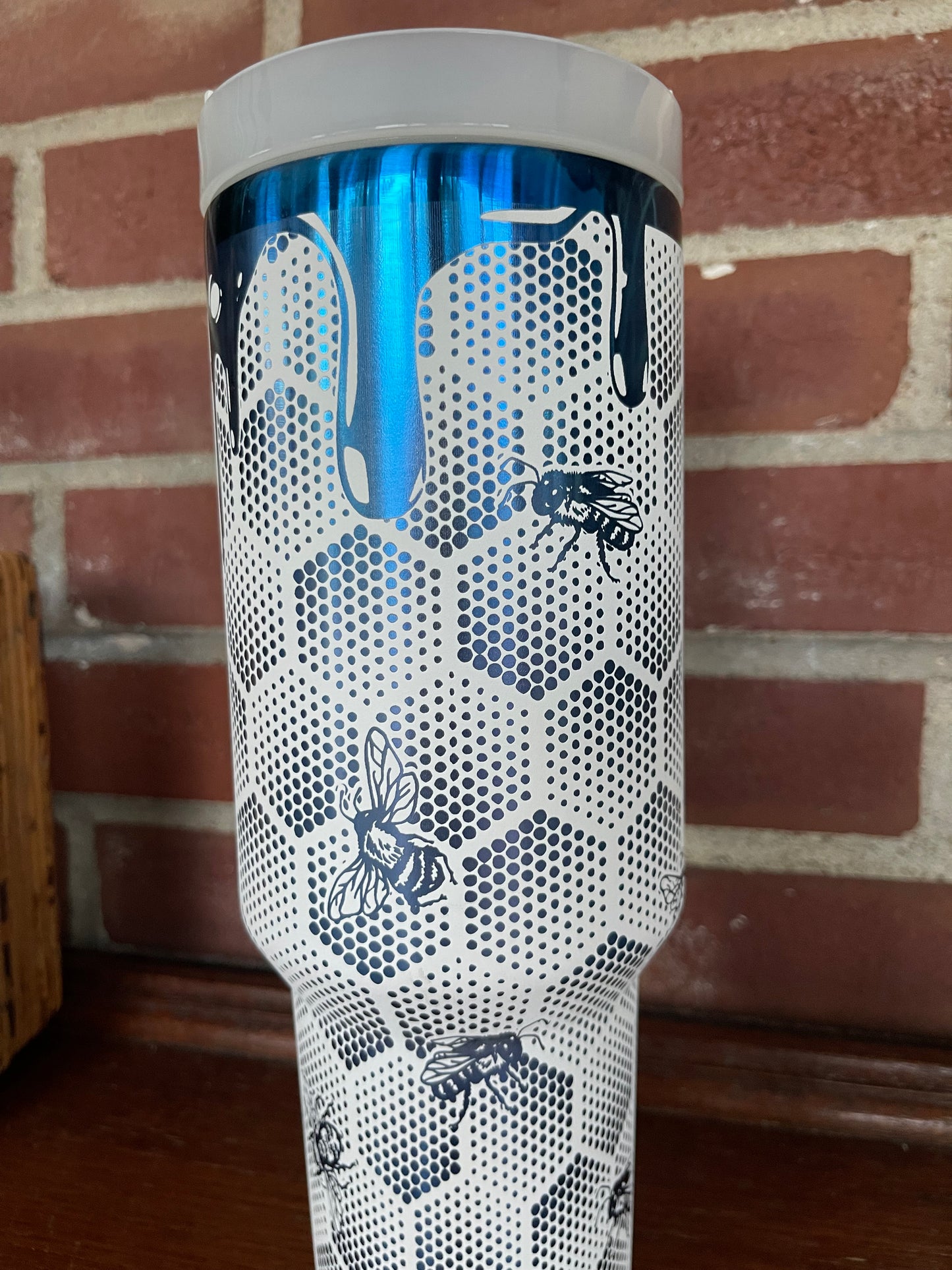 Honeycomb - 40 Oz White with Blue Background